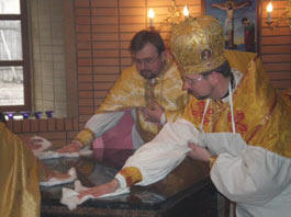 Владика Богдан та отець Віталій під час освячення престолу